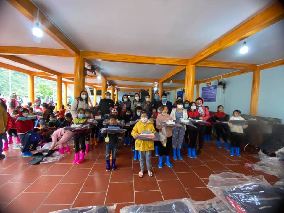Các em học sinh tiểu học Hồ Thầu nhận quà và thuốc
